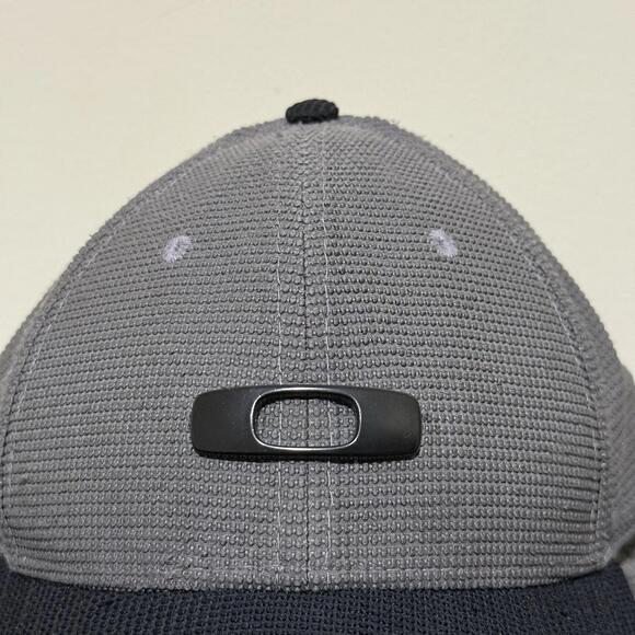 Oakley Flexfit Hat S/M Gray Black Classic Logo Cap Stretch Fit Athletic Golf - Picture 2 of 5